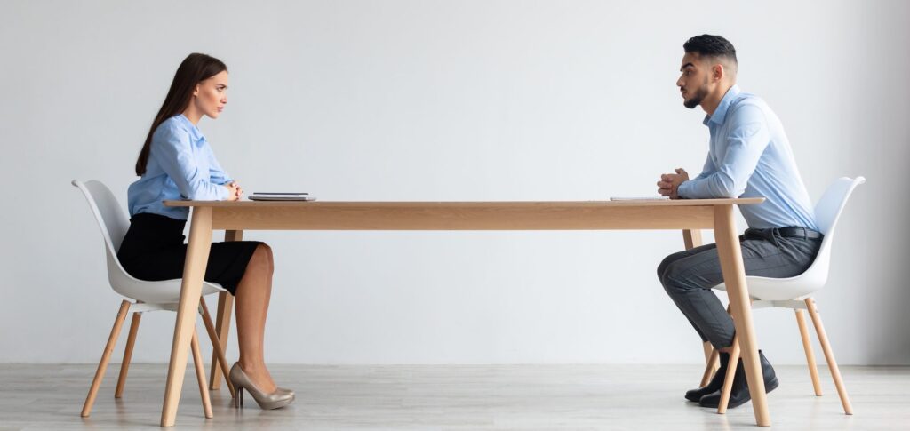 Deux personnes face à face à une table
