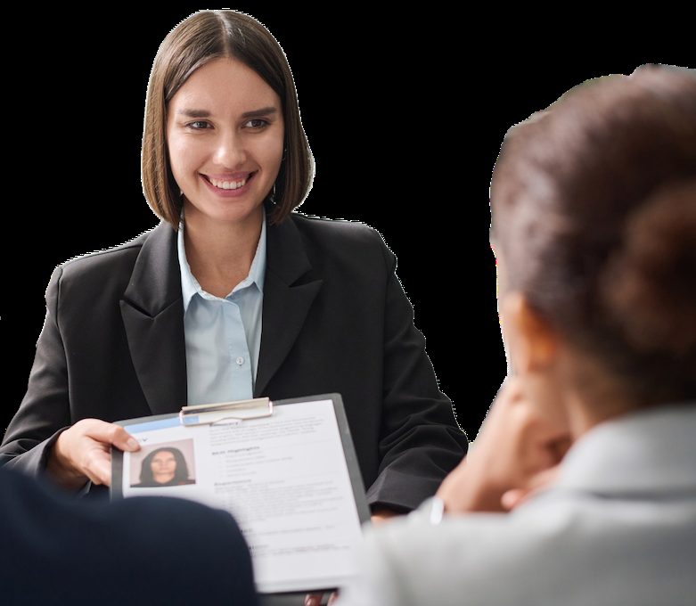 Un entretien de recrutement : la candidate présente son badge