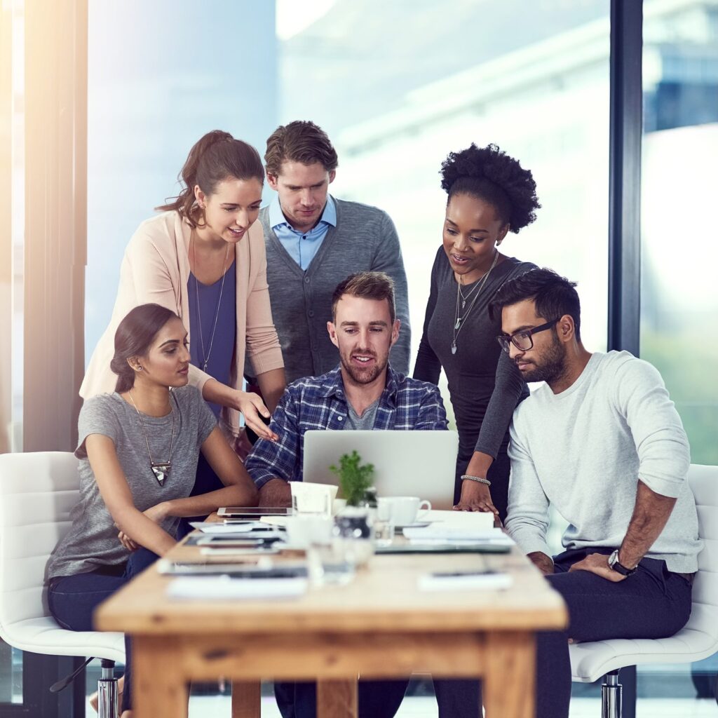 Une équipe autour d'un ordinateur portable